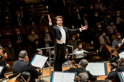 Jakub Hrůša conducts Bruckner’s Fourth and a world premiere