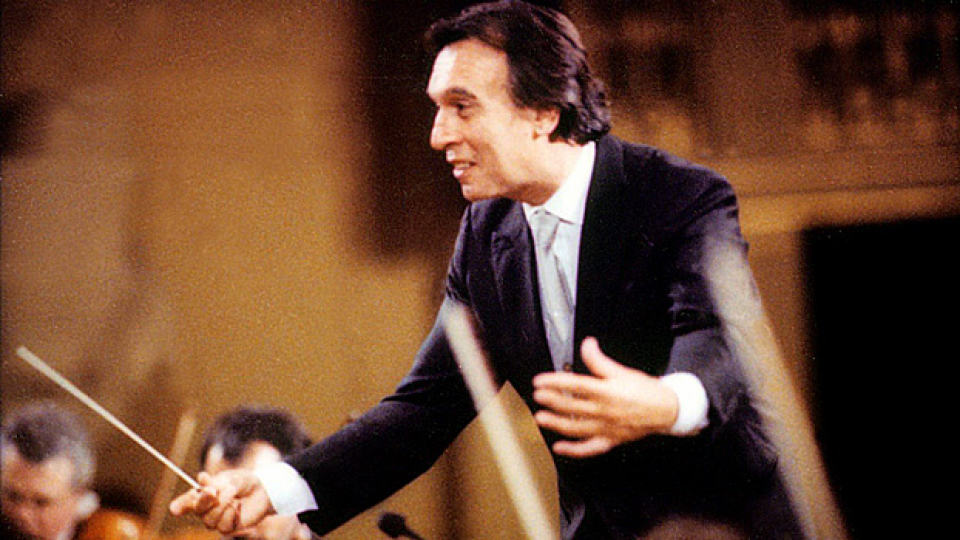 Claudio Abbado conducts Mozart at the 1991 Europakonzert from Prague