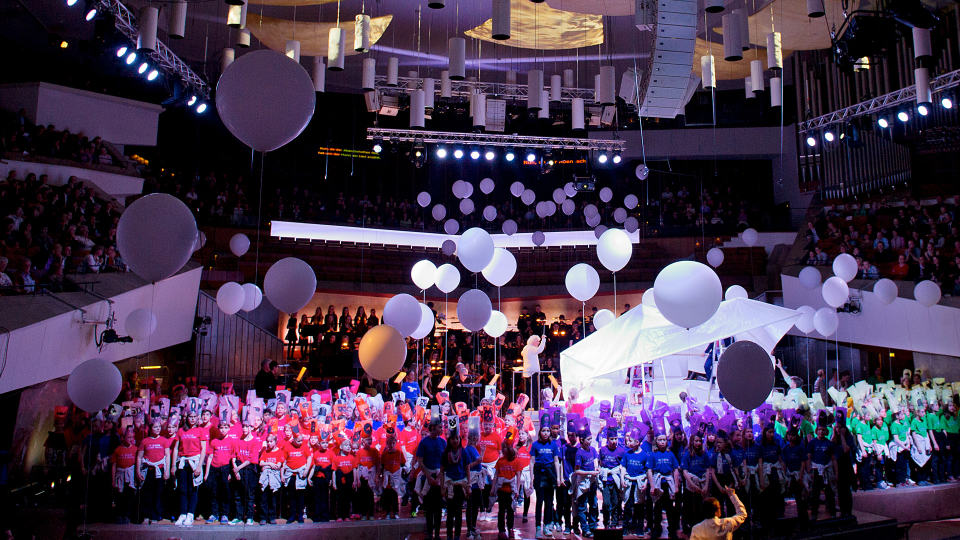 Simon Rattle conducts “Noye’s Fludde”