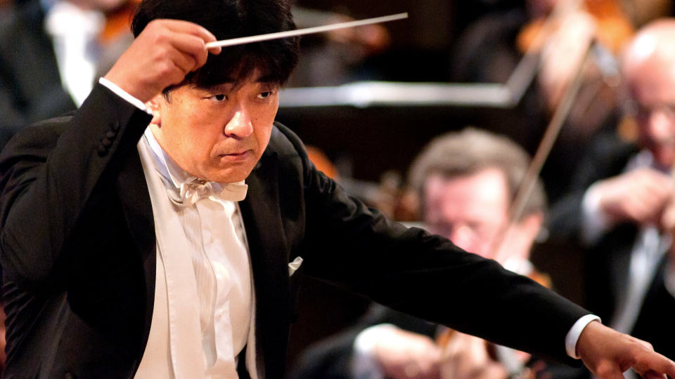 Yutaka Sado dirigiert Schostakowitsch und Takemitsu
