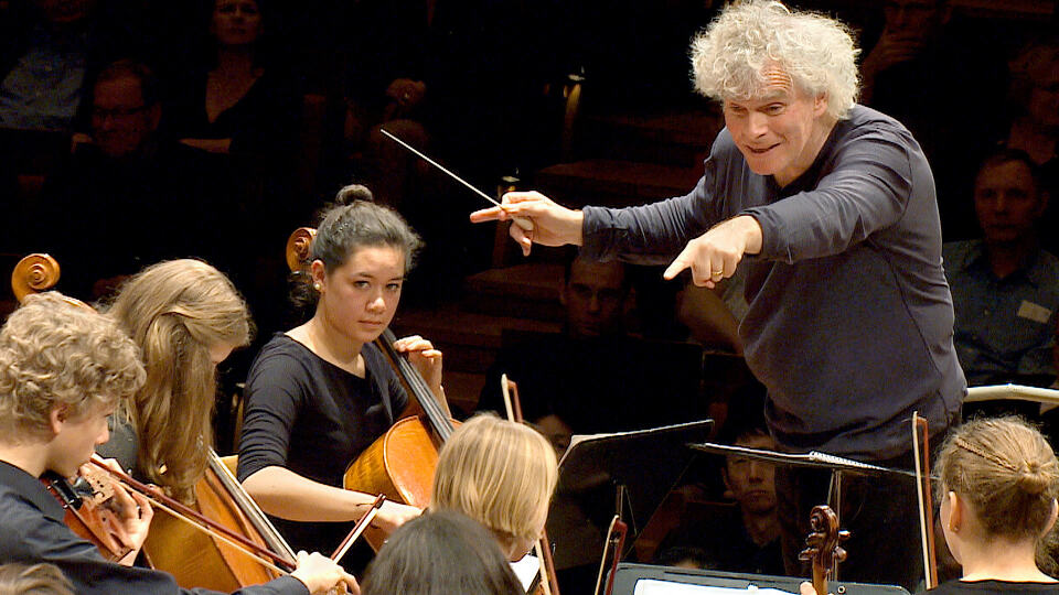 Simon Rattle dirigiert Berliner Schulorchester