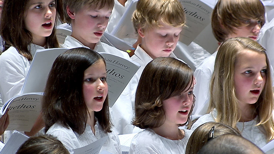 Simon Rattle dirigiert »Weltethos« von Jonathan Harvey und Hans Küng