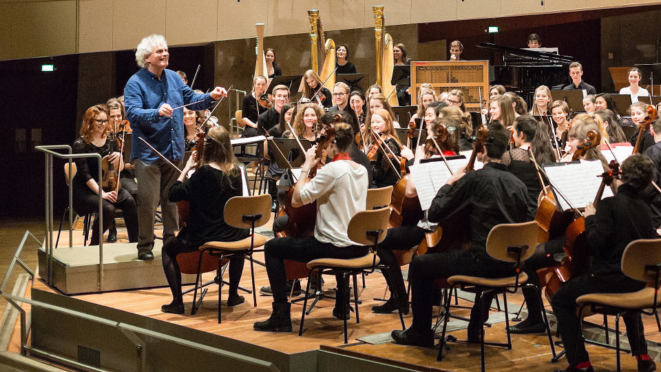 Simon Rattle conducts Berlin school orchestras