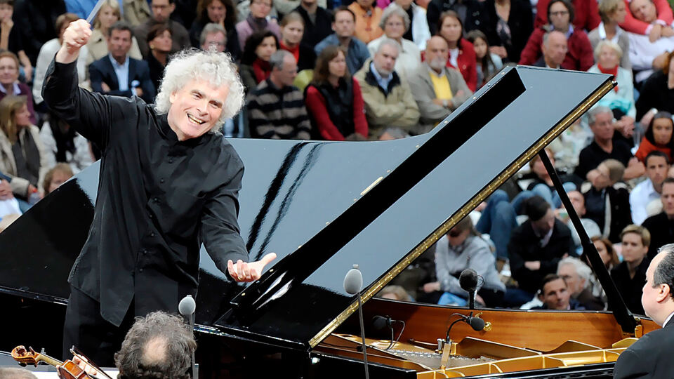 Simon Rattle dirige «Ritmos rusos» en la Waldbühne