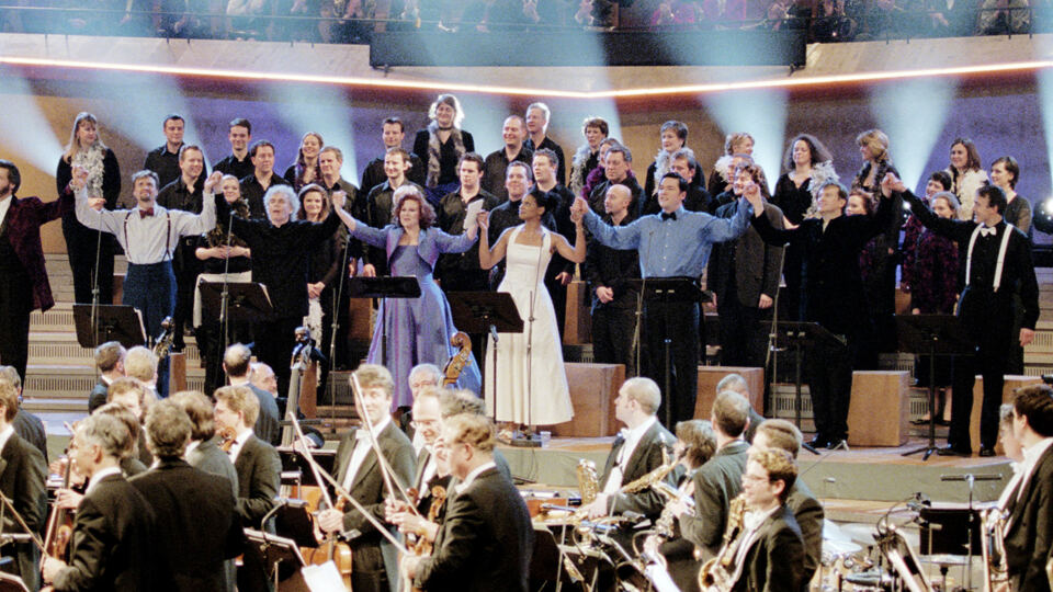 Simon Rattle conducts Bernstein’s “Wonderful Town” at the 2002 New Year’s Eve Concert