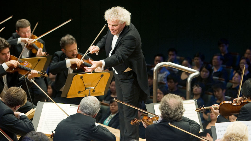 Simon Rattle dirige a Mahler y Rachmaninov en Singapur