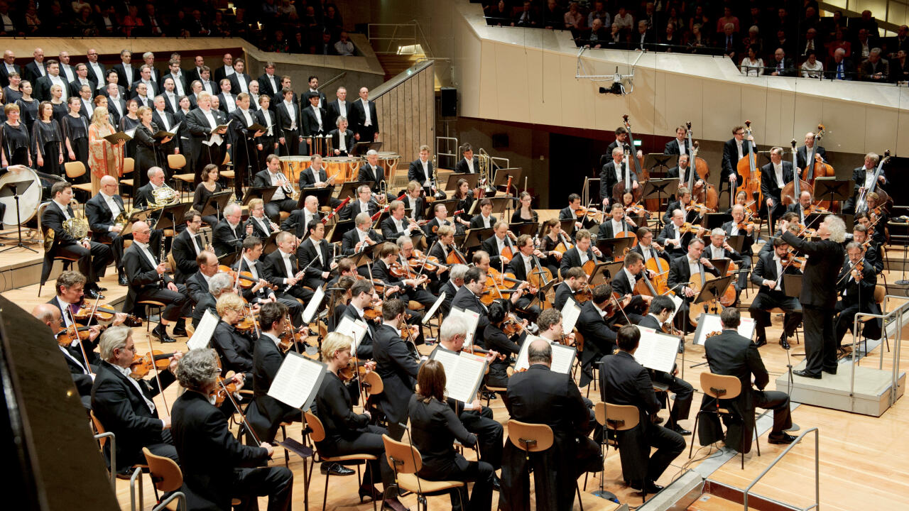 ベルリンの壁開放25周年記念演奏会。ラトルが「第9」を指揮