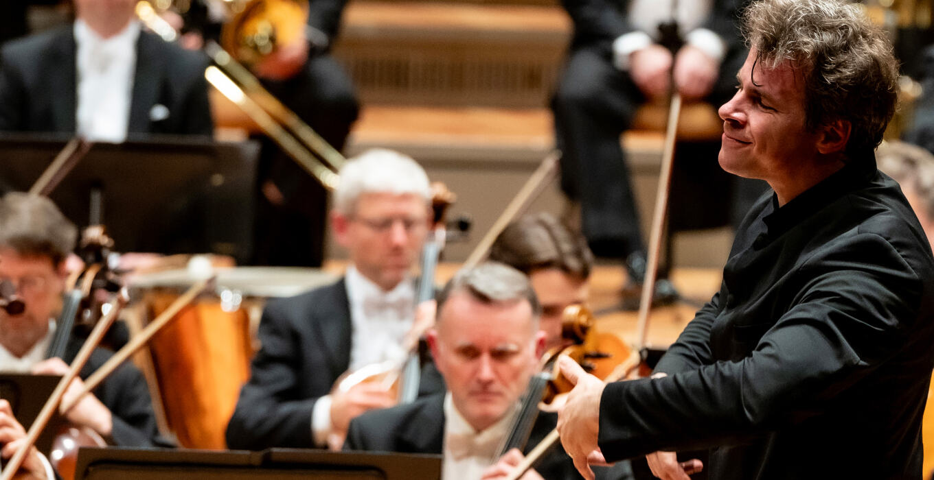 フルシャがドヴォルザーク《スターバト・マーテル》を指揮 デジタル・コンサートホール