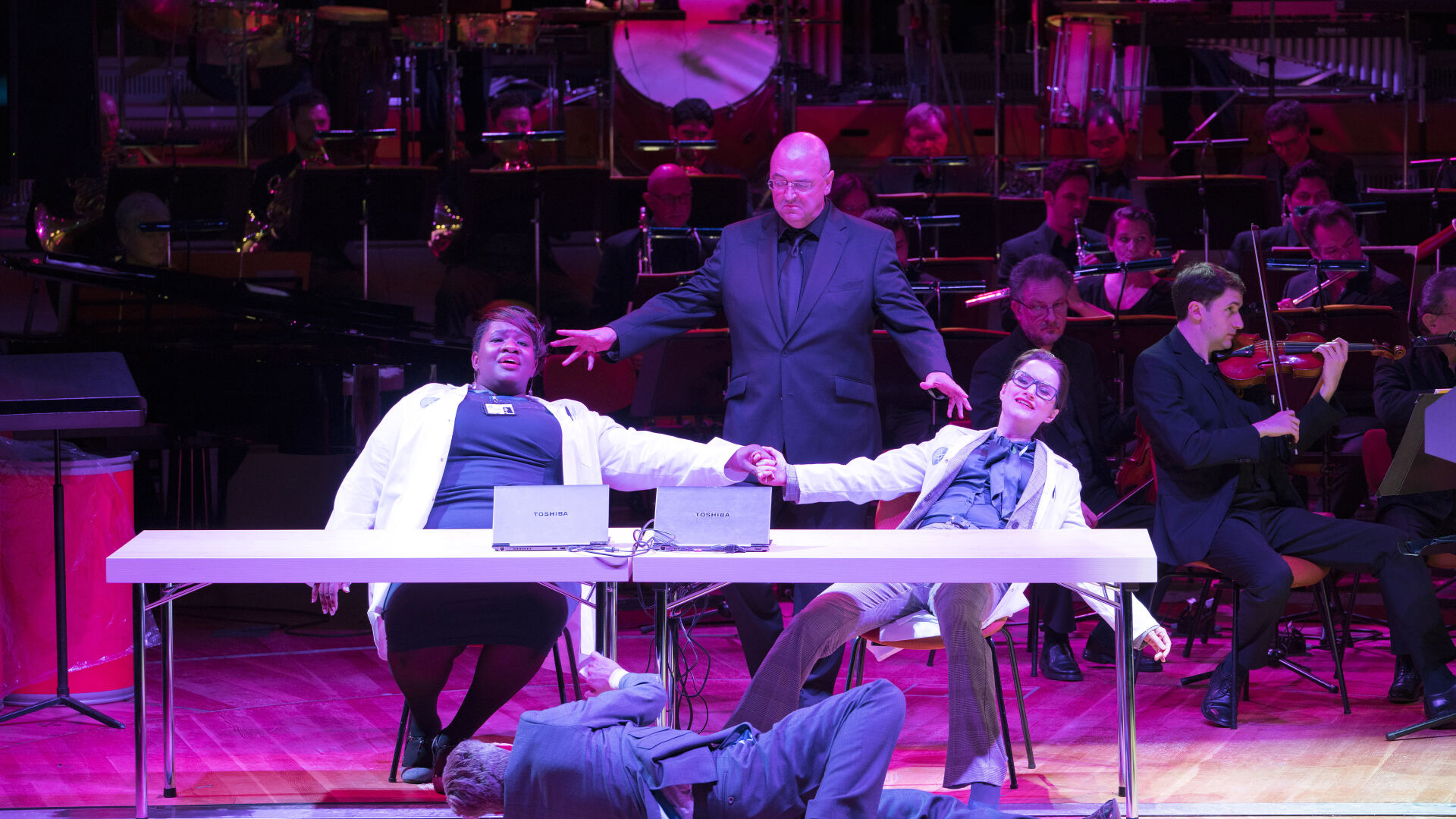 ラトル指揮、セラーズ演出によるリゲティ《ル・グラン・マカーブル》