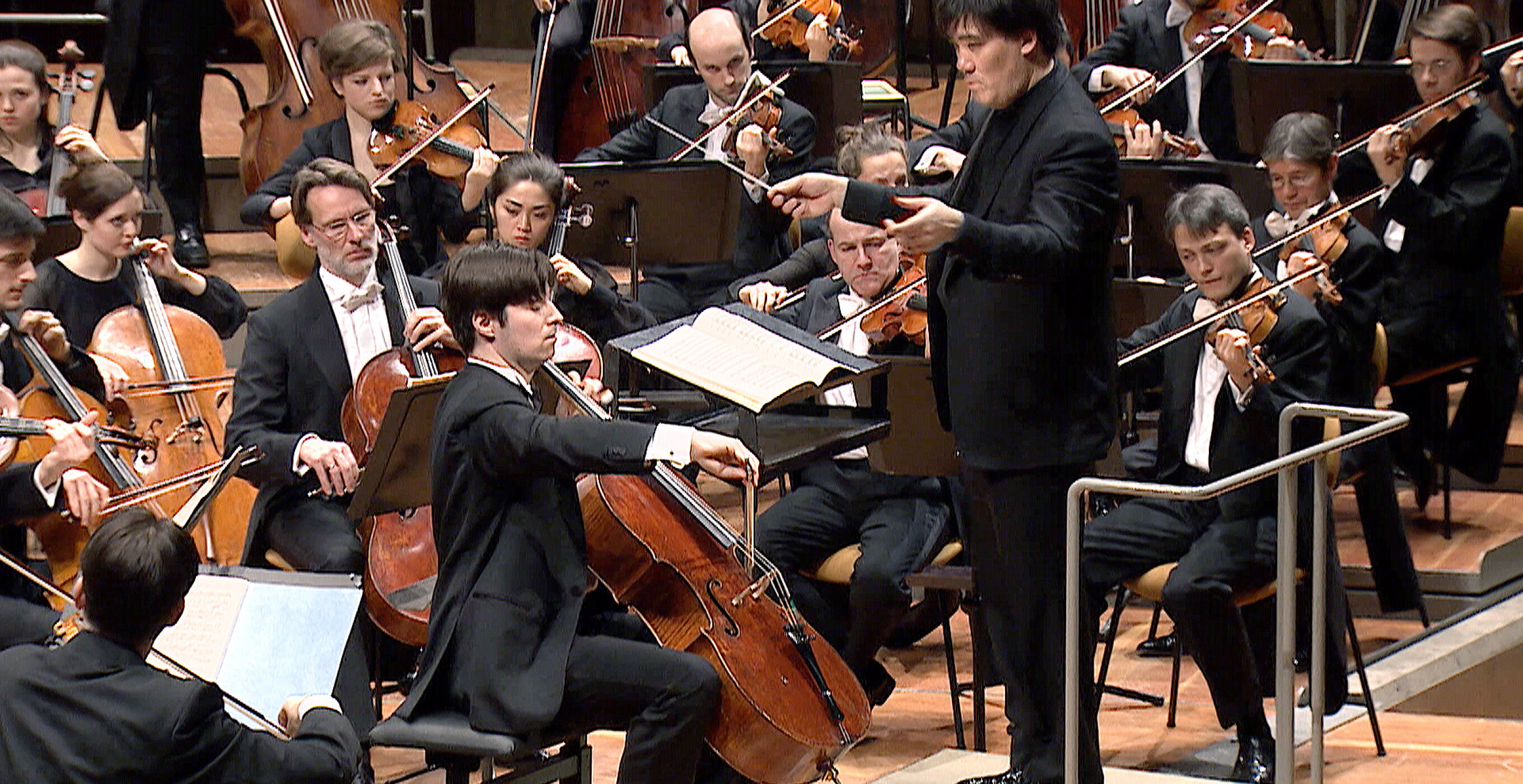 ギルバートがドヴォルザークのチェロ協奏曲とリンドベルイの《クラフト》を指揮 デジタル・コンサートホール