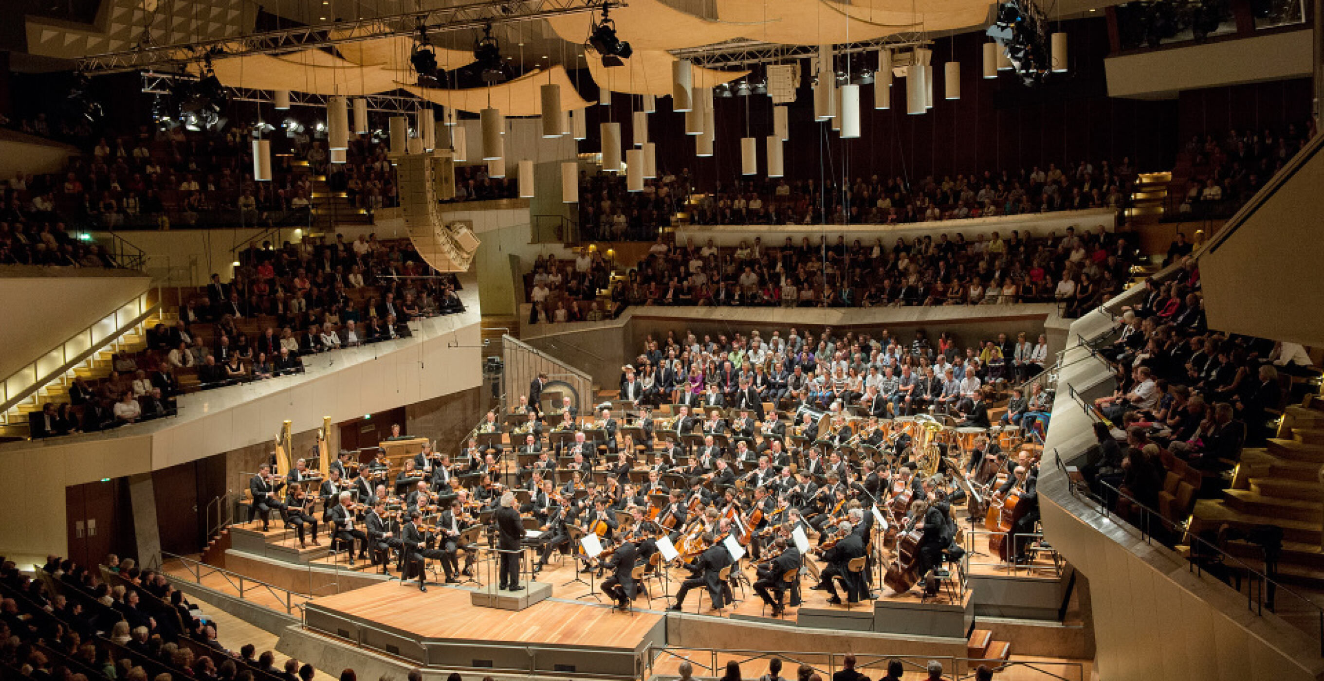 Season opening 2015: Simon Rattle conducts Britten and Shostakovich ...