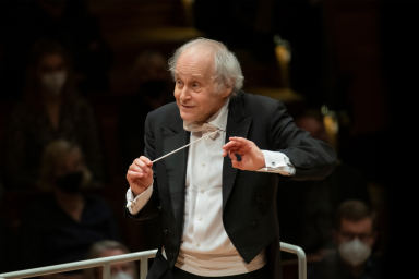 ラトル指揮、セラーズ演出のバッハ《ヨハネ受難曲》が再上演