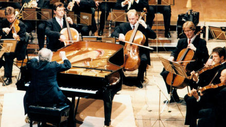 ヨーロッパ・コンサート1997はヴェルサイユ宮殿から。指揮とピアノはバレンボイム